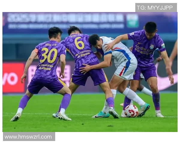 恒大与上海申花激战正酣争夺中超联赛关键三分的精彩对决